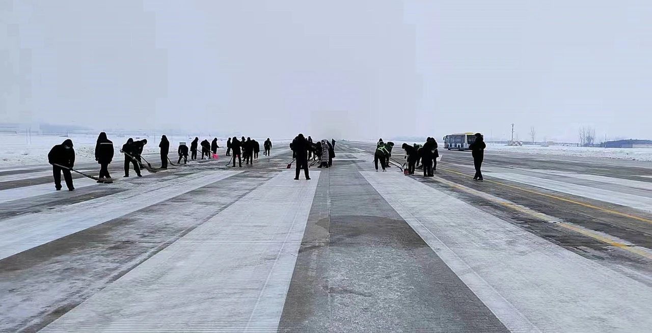 信阳明港机场抗击冰雪，护航旅客回家路
